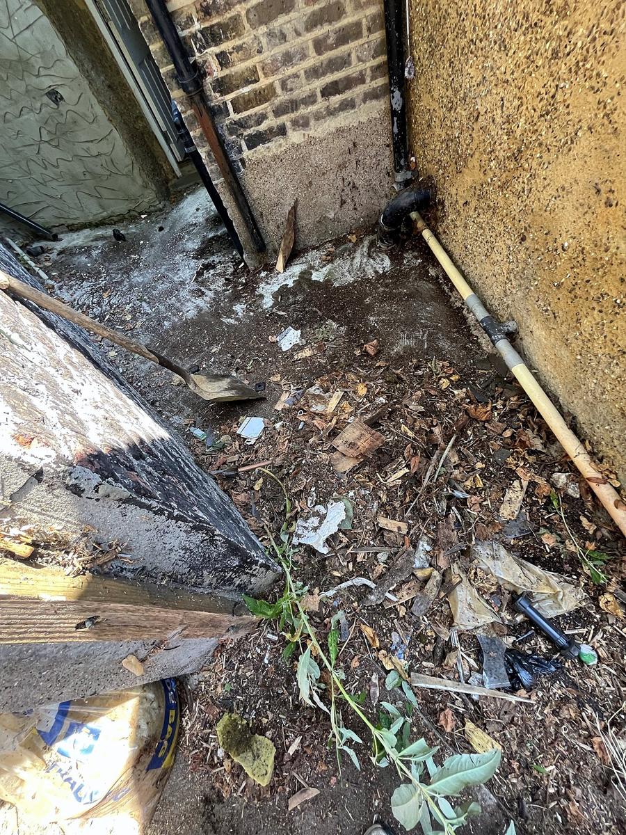 Narrow side return full of rubble